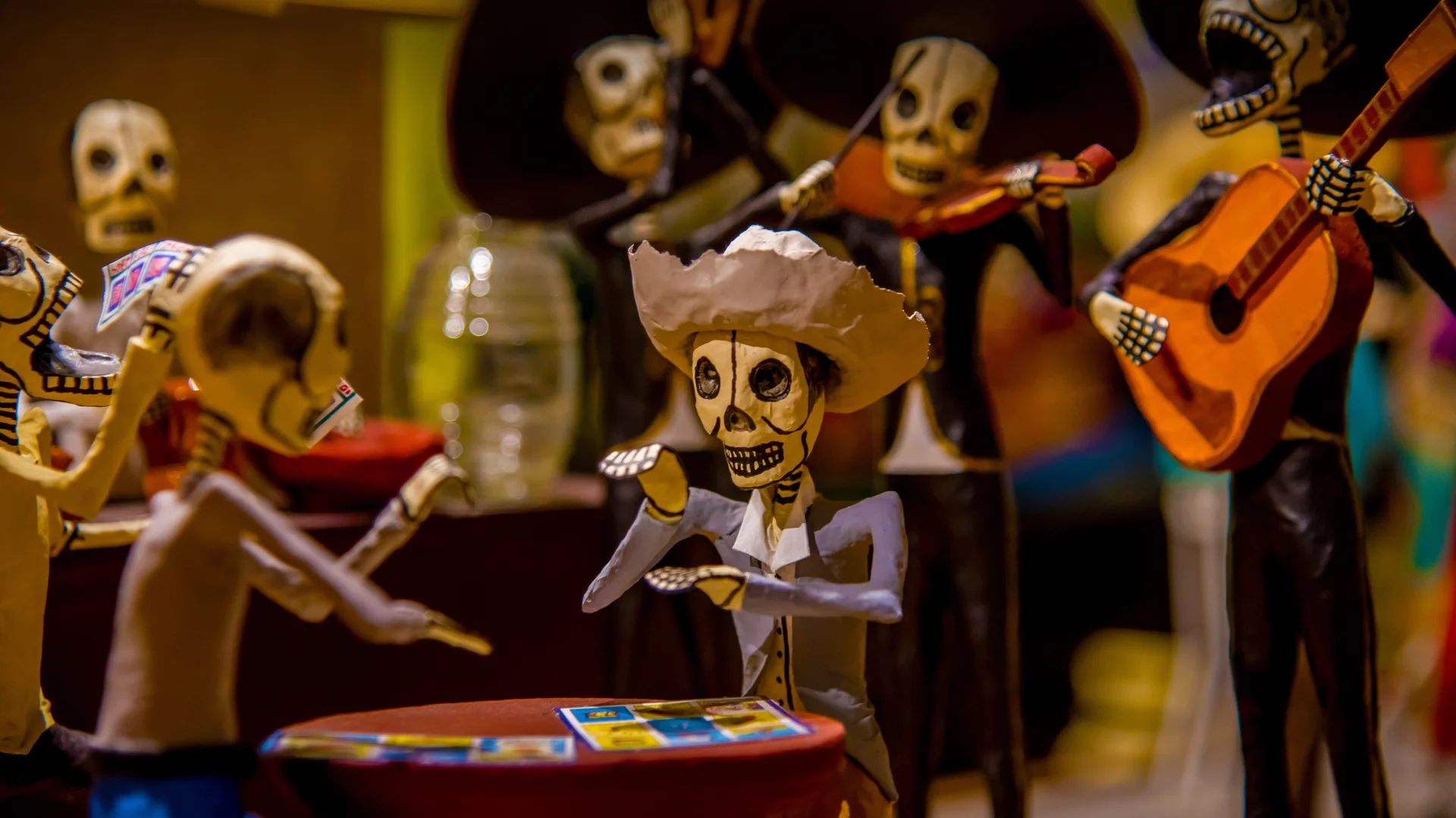 Skeleton figures (calacas) dressed up for Día de los Muertos celebrations in Mexico