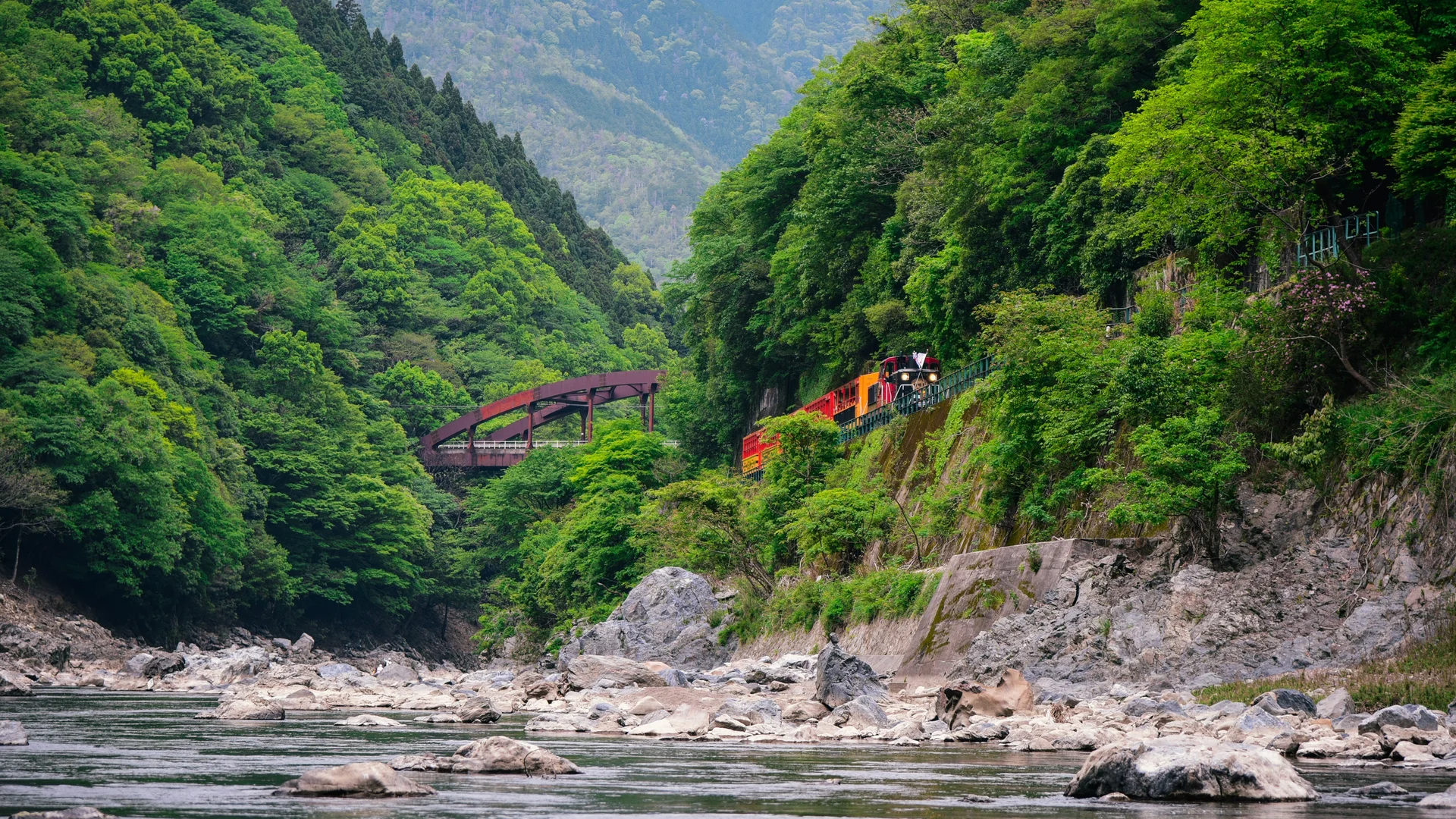 沿着岚山保津川行驶的火车，京都，日本